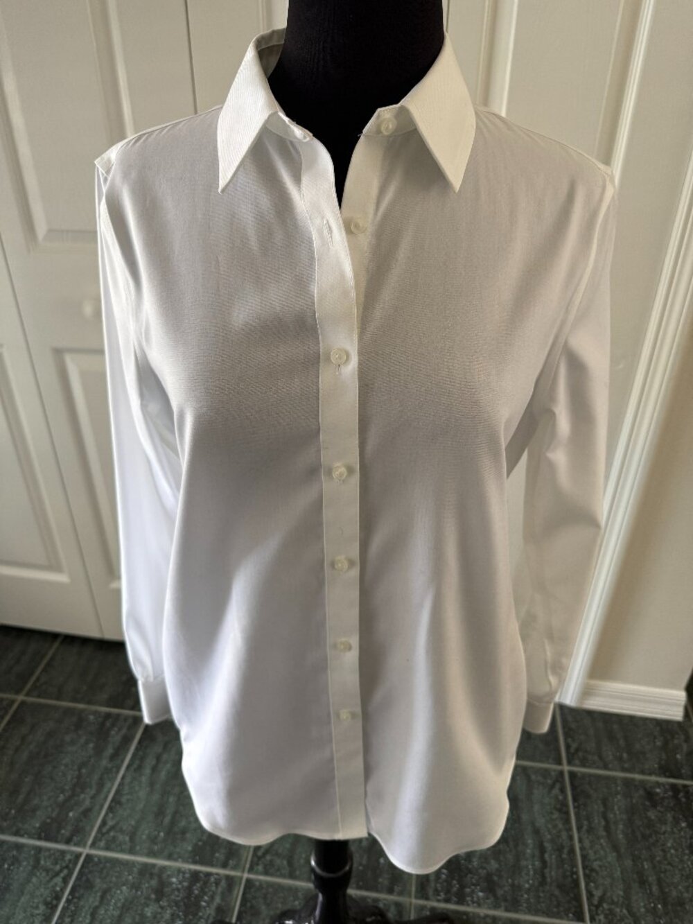 White classic, crisp Jones New York long sleeved shirt  Size small